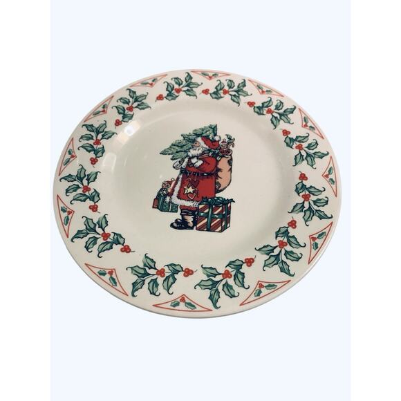 4 GIBSON HOUSEWARES 7 5/8" Salad Plates With Santa In Center & Holly On Edge - Picture 3 of 9